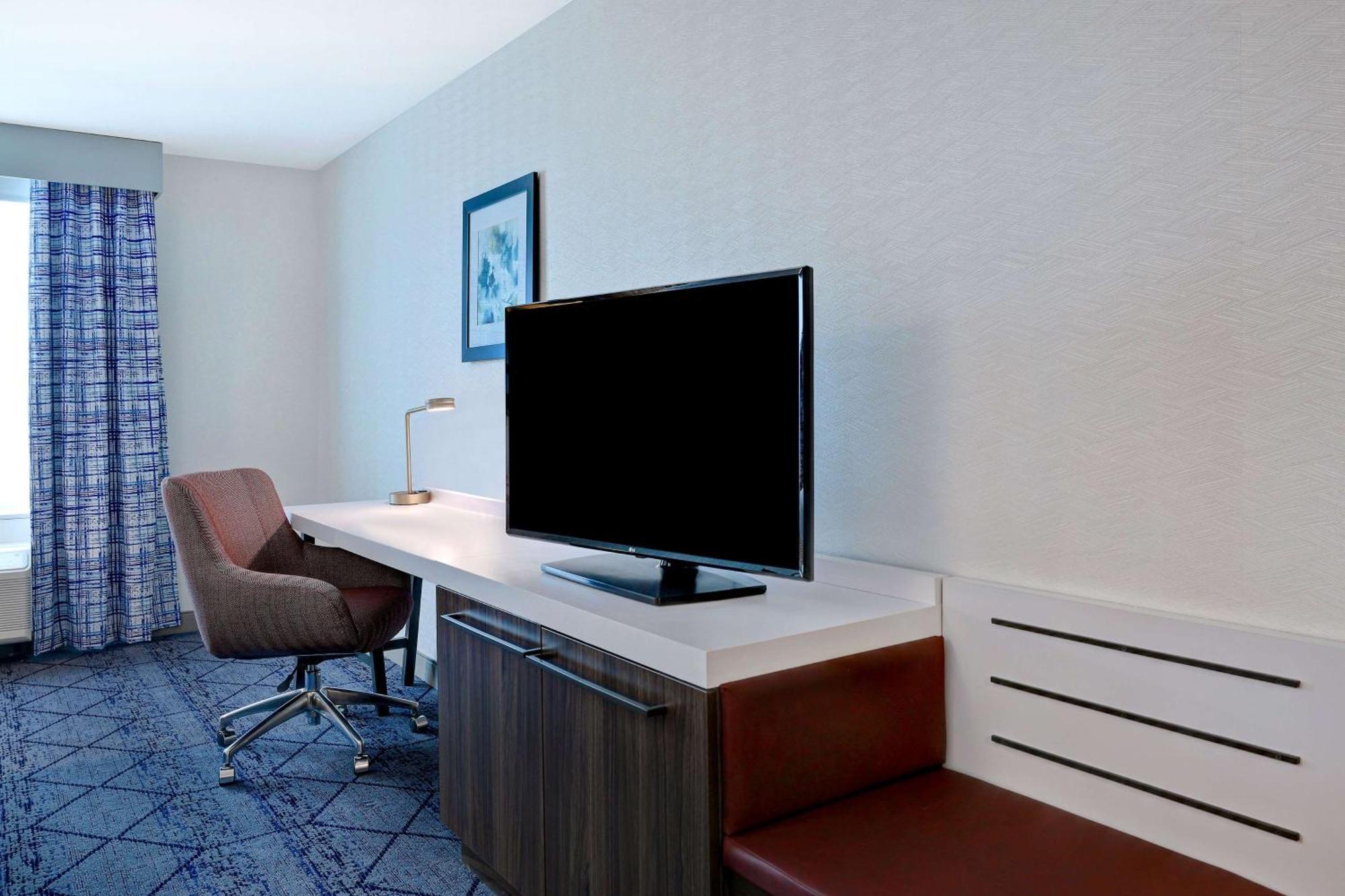Hilton Garden Inn Сидар-Рапидс Экстерьер фото